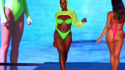 Video herunterladen: Camilla Swimwear lit the Miami Swim Week runway on fire with its exy resort, swimwear, bathing suit, and bikini collection Part 8