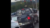 Ce décor d'Halloween sur sa voiture réserve une petite surprise aux autres conducteurs