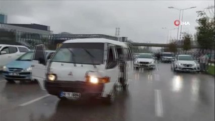 Çalıntı minibüsle polisten kaçtı, 5 araca çarparak durabildi