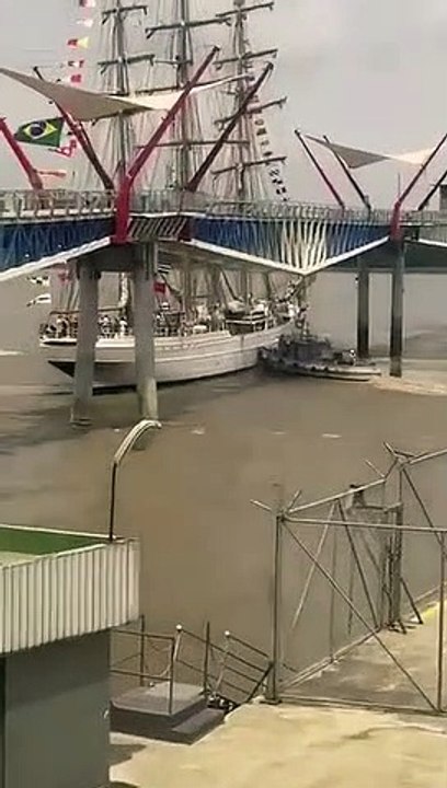 Navio-veleiro choca contra ponte no Equador