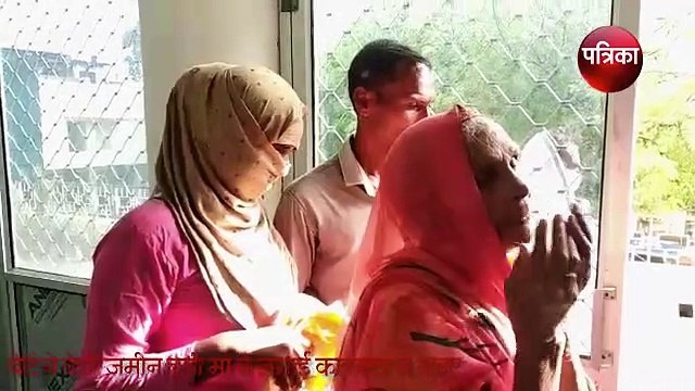 बेटे से नाराज बुजुर्ग मां ने पहुंची कलक्टर से लगाई न्याय की गुहार