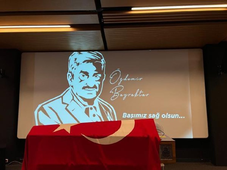 Son dakika haberleri: ÖZDEMİR BAYRAKTAR'IN CENAZESİ BAYKAR FABRİKASINDAN ÇIKARILDI