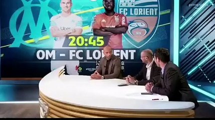 Thierry Henry affiche un consultant qui lit des traductions