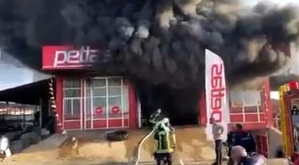 Lastik deposu alevlere teslim oldu