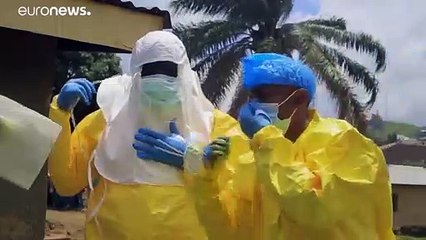 شاهد | تطهير منزل شاب يعتقد أنه توفي بسبب إصابته بإيبولا في الكونغو