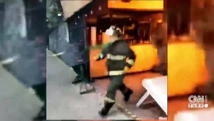 Kahraman itfaiyeci yanan tüpü kucakladı