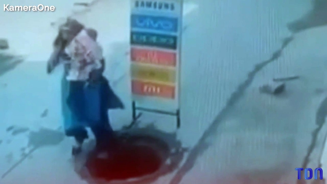 Occupée au téléphone, elle tombe dans une bouche d'égout avec son bébé