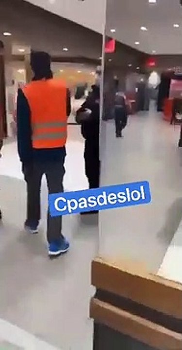 La vidéo du braquage d'une bijouterie en plein après-midi dans un centre commercial à Rueil-Malmaison