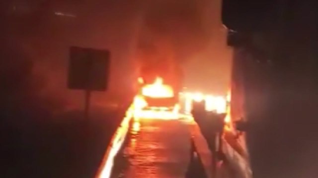 서해안 고속도로 달리던 화물차에 불...차량 전소 / YTN