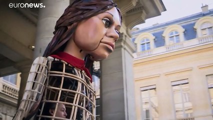 La marioneta migrante que viaja desde Turquía a Reino Unido ya está en París