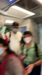 شاهد: فتاة صغيرة تكتشف أن والدها سائق للطائرة ورد فعلها يخطف القلوب