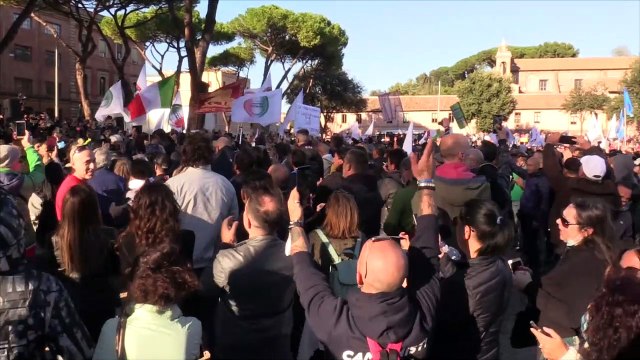 No Pass, alla manifestazione di Roma fiori alle forze dell'ordine e attacchi ai sindacati