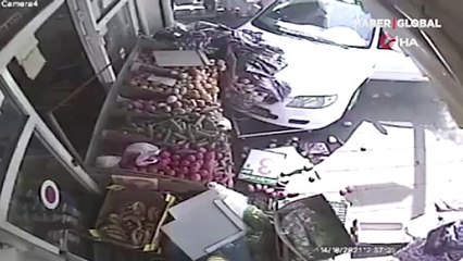 Aracın çarptığı kadın hiçbir şey olmamış gibi alışverişe devam etti