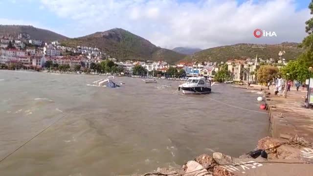 Meteoroloji uyardı, fırtına etkisini göstermeye başladı...Datça'da fırtınaya dayanamayan bir tekne battı