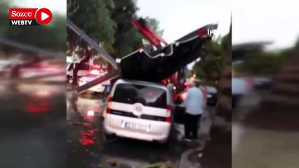 Descargar video: İzmir’de sağanak ve fırtına hayatı felç etti: Çatılar uçtu, ağaçlar devrildi