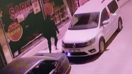 Elazığ'da 4 saatte 3 araç kundaklandı...Kundaklama anı kameralara yansıdı
