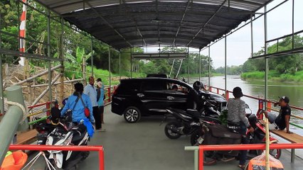 "Tambangan" crossing boat on the Brantas river