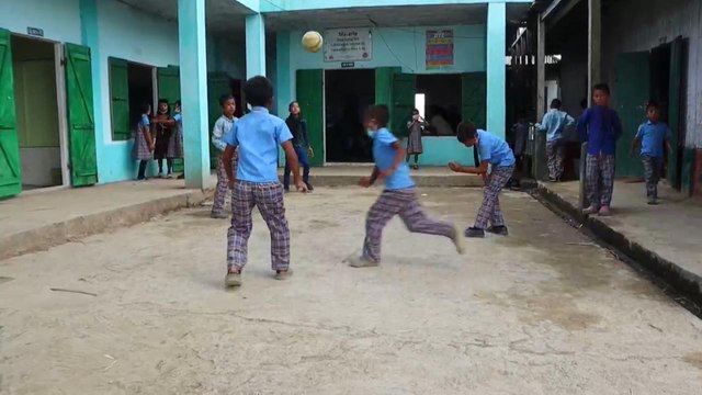 Los refugiados birmanos derriban barreras para retomar sus estudios en India