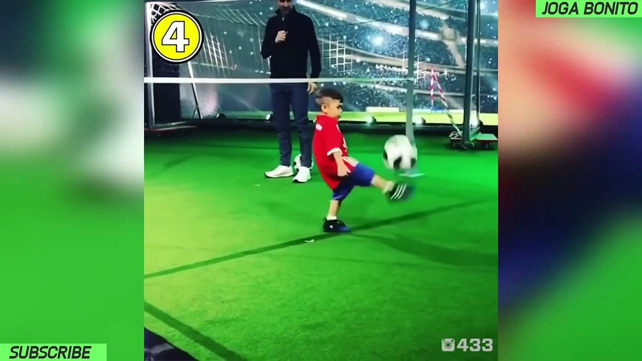 KIDS IN FOOTBALL - BEST VINES, FUNNY FAILS, SKILLS, GOALS⚽⚽