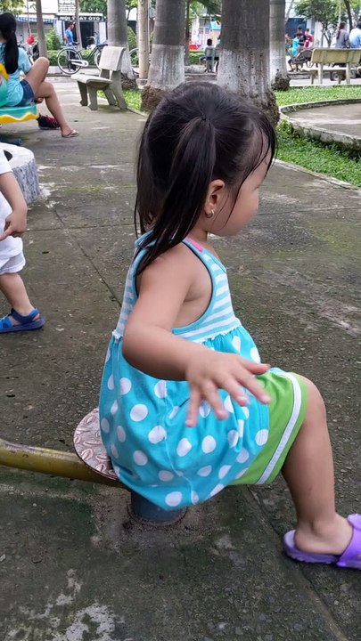 Tập thể dục lắc hông tại công viên