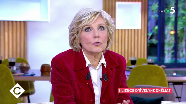 Evelyne Dhéliat sur le plateau de l'émission C à Vous , sur France 5.