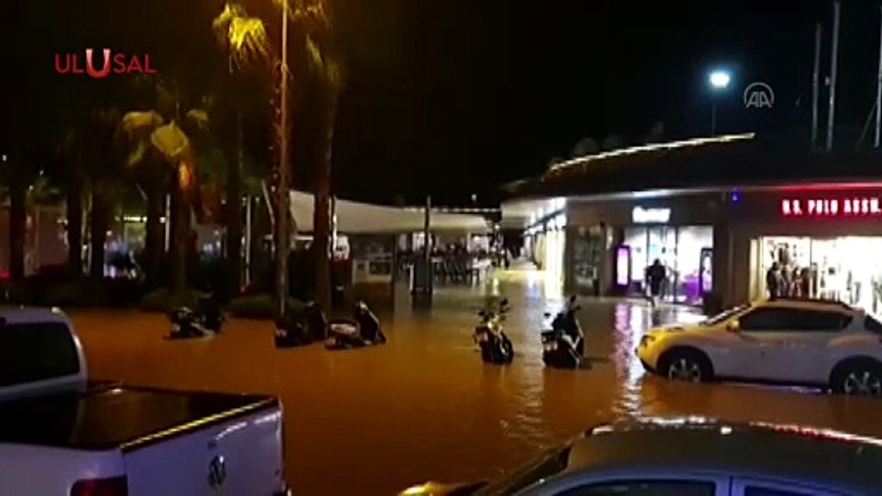 Aydın'da sağanak yağış etkili oldu: Araçlar suya gömüldü