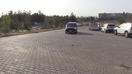 DİYARBAKIR - Deve kuşunun karnından ameliyatla 40 parça cisim çıkarıldı