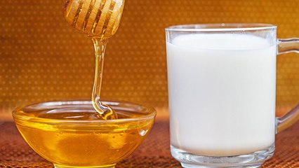 गुनगुने दूध में शहद डालकर पीना चाहिए या नहीं? जानें फायदे और नुकसान l Boldsky