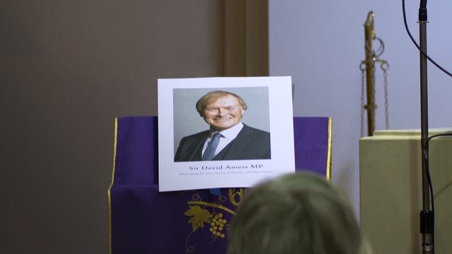 L'Angleterre «sous le choc» après l'attaque terroriste mortelle visant le député David Amess