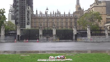 Londralılar Amess'in anısına Parlamento Meydanına çiçek bıraktı.