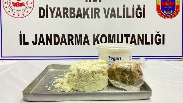 Yoğurt kovasındaki peynirin içinden esrar çıktı