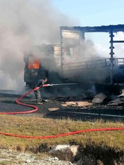 Alev alan TIR dakikalar içerisinde küle döndü