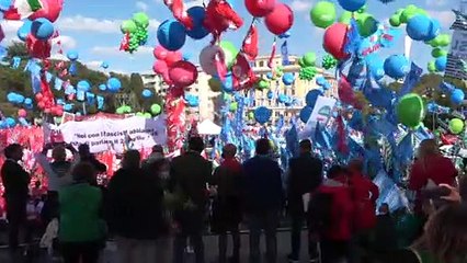 Sindacati in piazza, Letta, Gualtieri, Conte e D'Alema: "È la festa della democrazia"