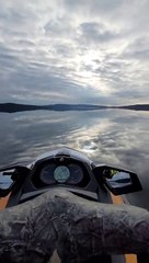 Une vue extraordinaire d'un lac pendant un tour en Jet Ski !