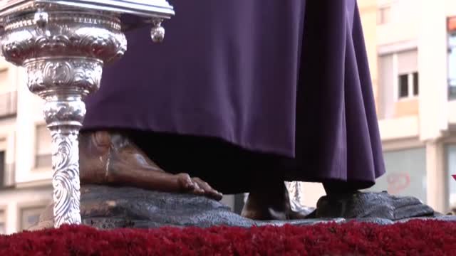 Sevilla recupera sus tradiciones prepandemia y se rinde ante el Gran Poder