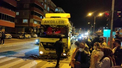 Kırmızı ışıkta duramayan tır, 2 araca arkadan çarptı