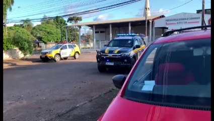 Perseguição: carro foge da PRF e só para ao colidir em muro de residência