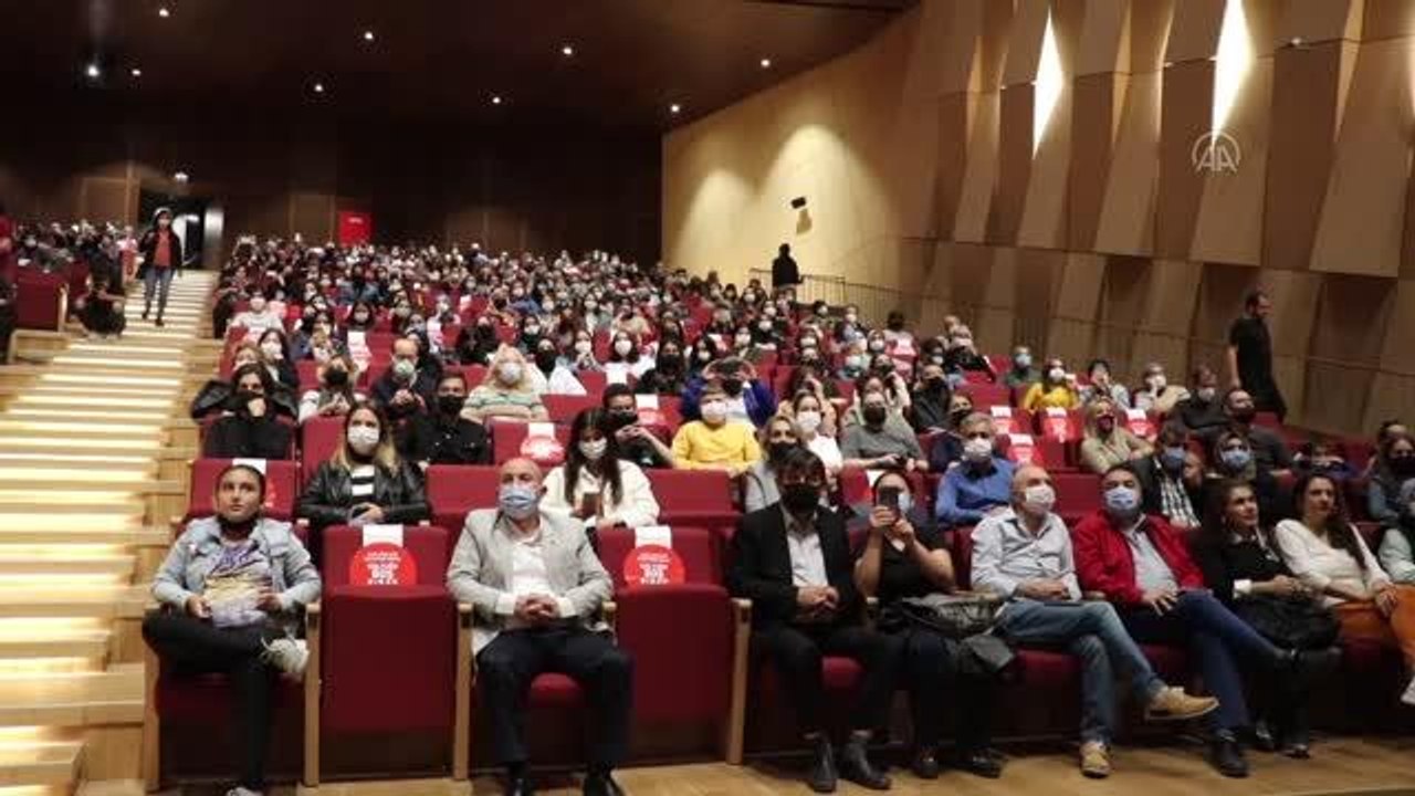 6. Uluslararası Denizli Cam Bienali'nde sanatçılar cam eserleri "giyerek" sergiledi