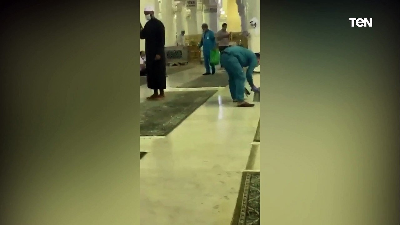 ازالة علامات التباعد الاجتماعي من المسجد الحرام تمهيدا للعمل بالطاقة الاستيعابية بدءا من الاحد