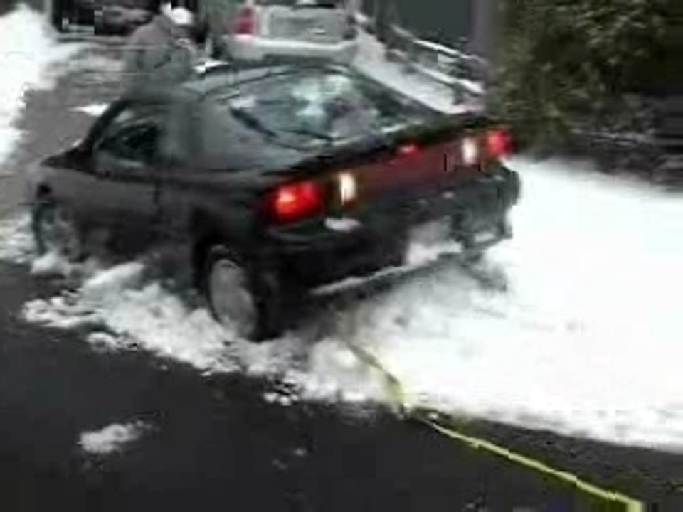 REGIS remorque sa voiture