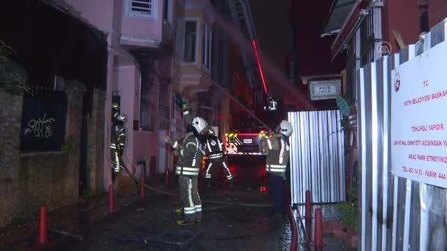 Son dakika haber | Fatih'te 4 katlı metruk binada çıkan yangın söndürüldü
