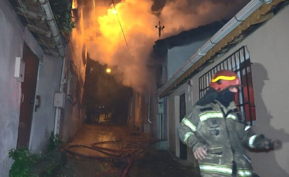 Alevler geceyi aydınlattı, 2 katlı bina küle döndü