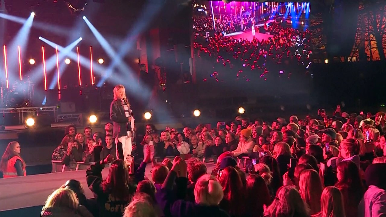 Greta Thunberg singt und tanzt ausgelassen