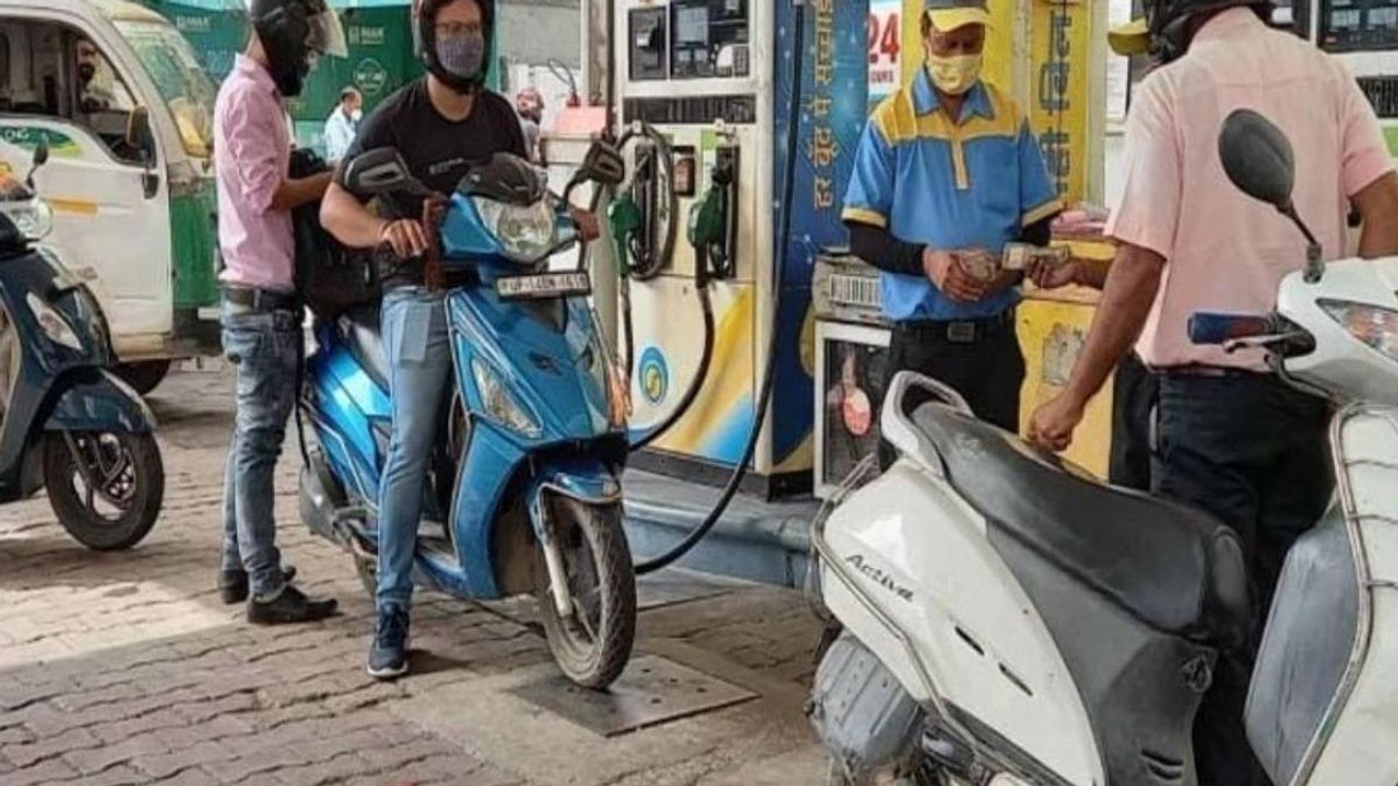 Petrol and Diesel gets costlier in Delhi-Mumbai today