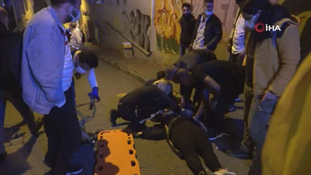 Taksim'de gaz pedalı takılı kalan otomobil iki turiste çarptı