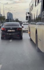 D-100 KARAYOLU'NDA ŞERİT KAVGASI İETT ŞOFÖRÜ OTOMOBİLİ TEKMELEDİ