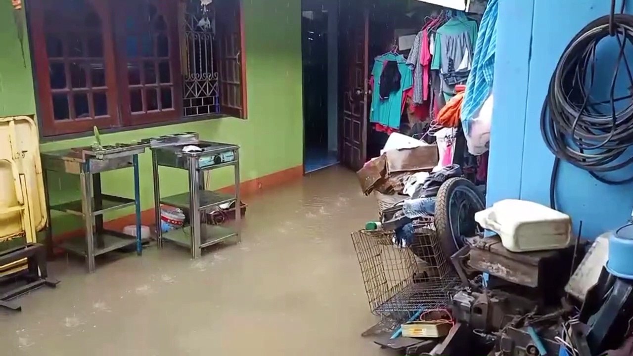 นครปฐม "น้ำท่วม" หนัก ฝนตกต่อเนื่องนาน ชาวบ้านข...