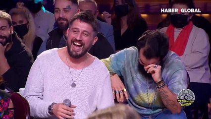 Okan Bayülgen: Podyumdaki erkekler yanları ağrıyan kadınlar gibiler