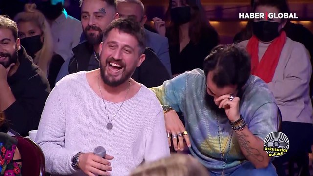 Okan Bayülgen: Podyumdaki erkekler yanları ağrıyan kadınlar gibiler