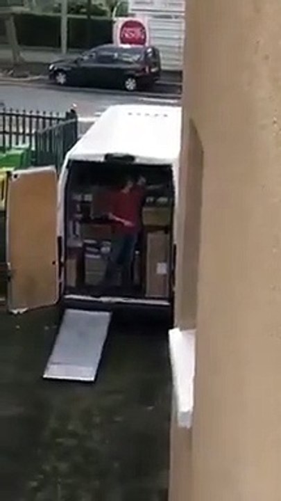 Un déménageur trop pressé a failli tuer son client